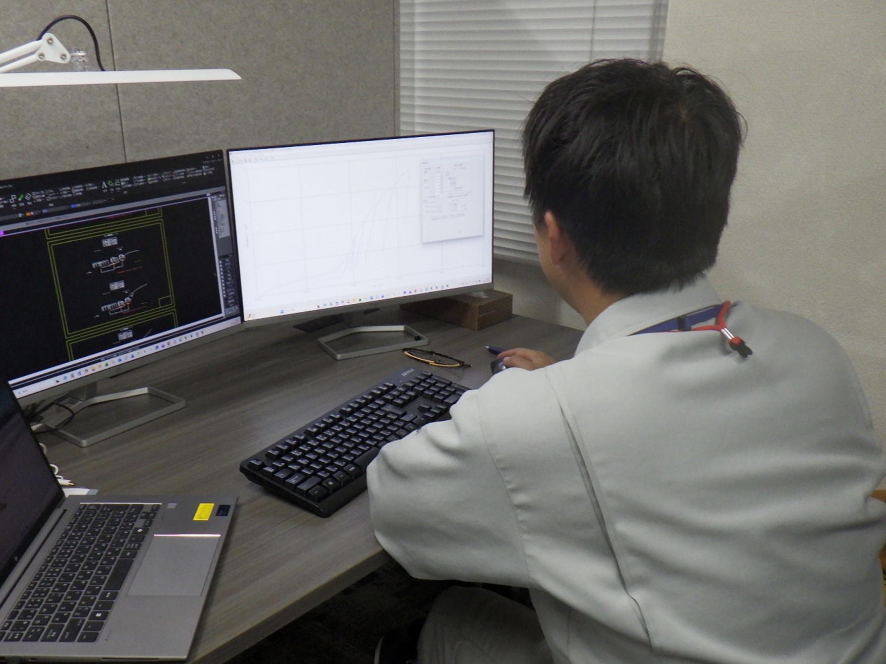 現場で得たデータを整理しています。