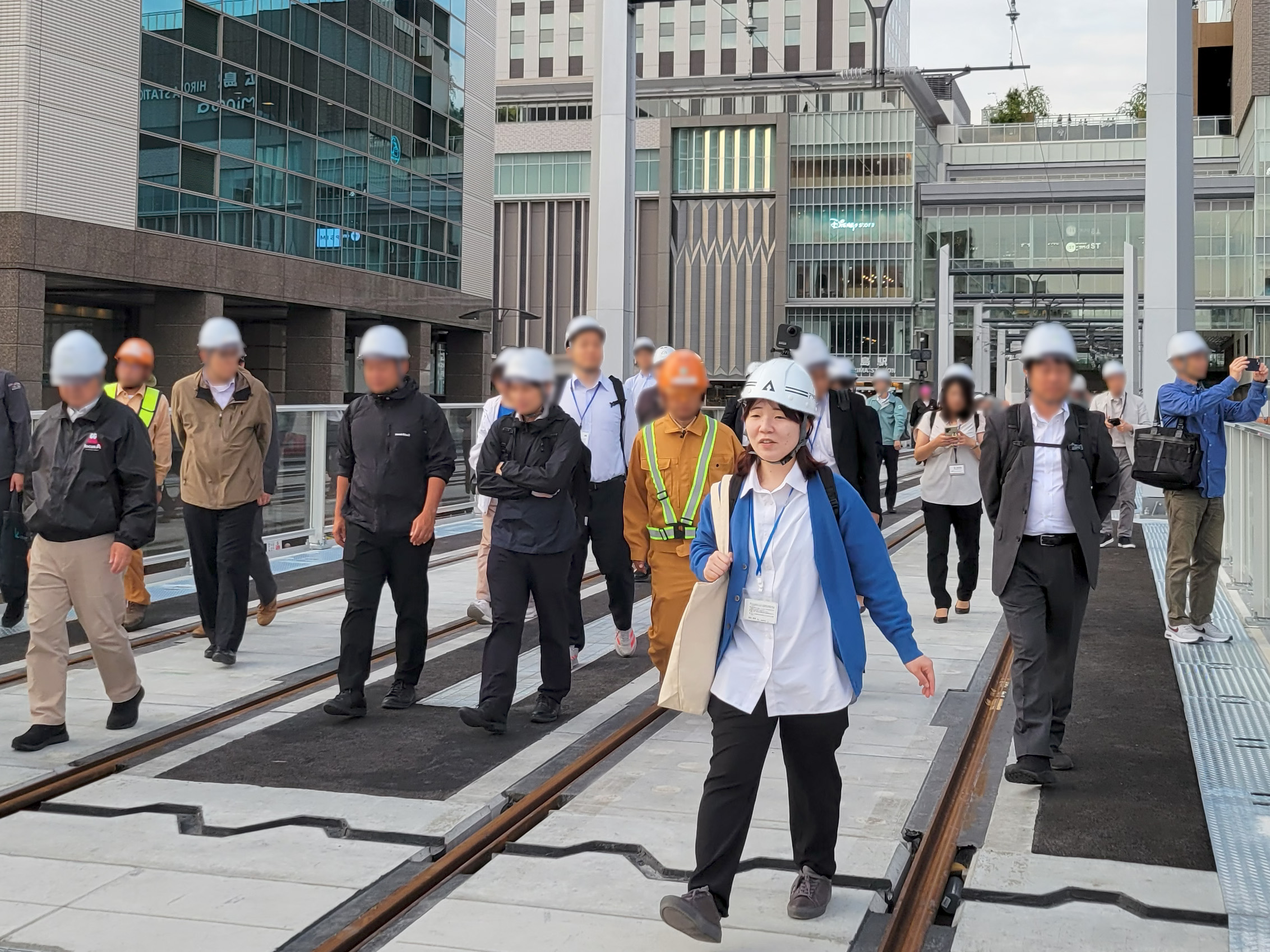 まちづくり勉強会の行事に参加してGoProで動画を撮影中