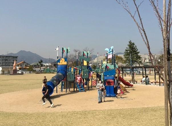 設計した公園で沢山の子どもが遊んでいます。